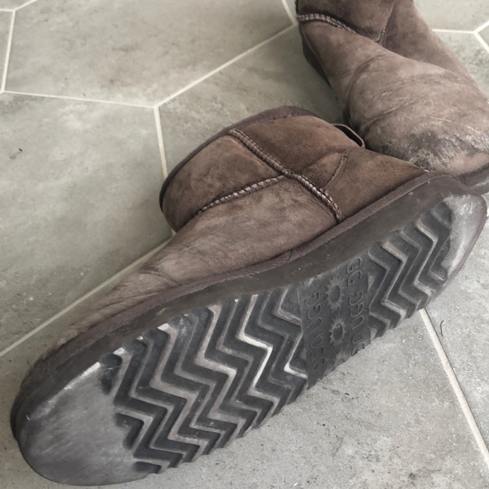 Ugh Short Brown boot - Picture 2 of 3